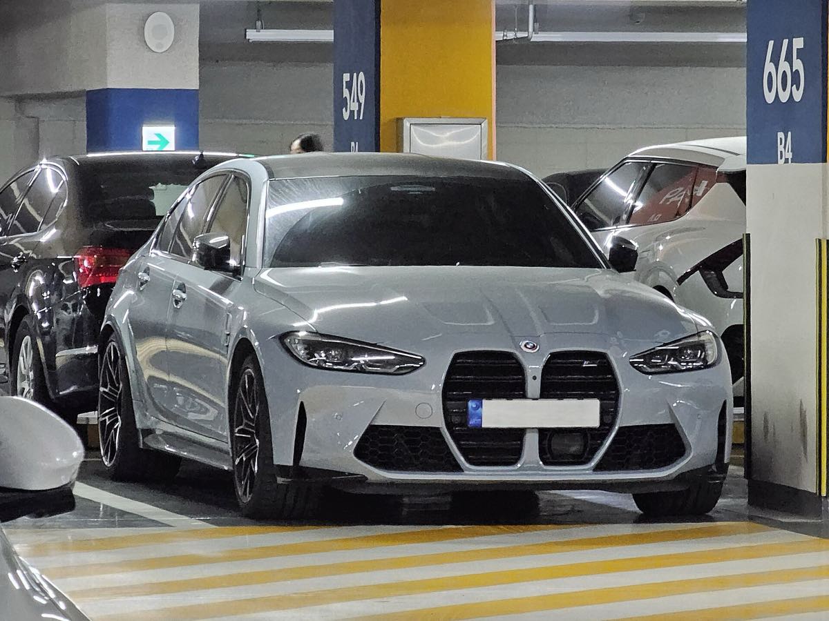 Front three-quarter view of a Brooklyn Grey 2022 BMW M3 Competition xDrive