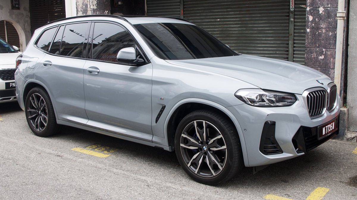 Front three-quarter view of a silver-grey 2023 BMW X3 xDrive30i M Sport