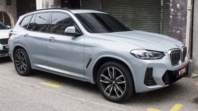 Front three-quarter view of a silver-grey 2023 BMW X3 xDrive30i M Sport